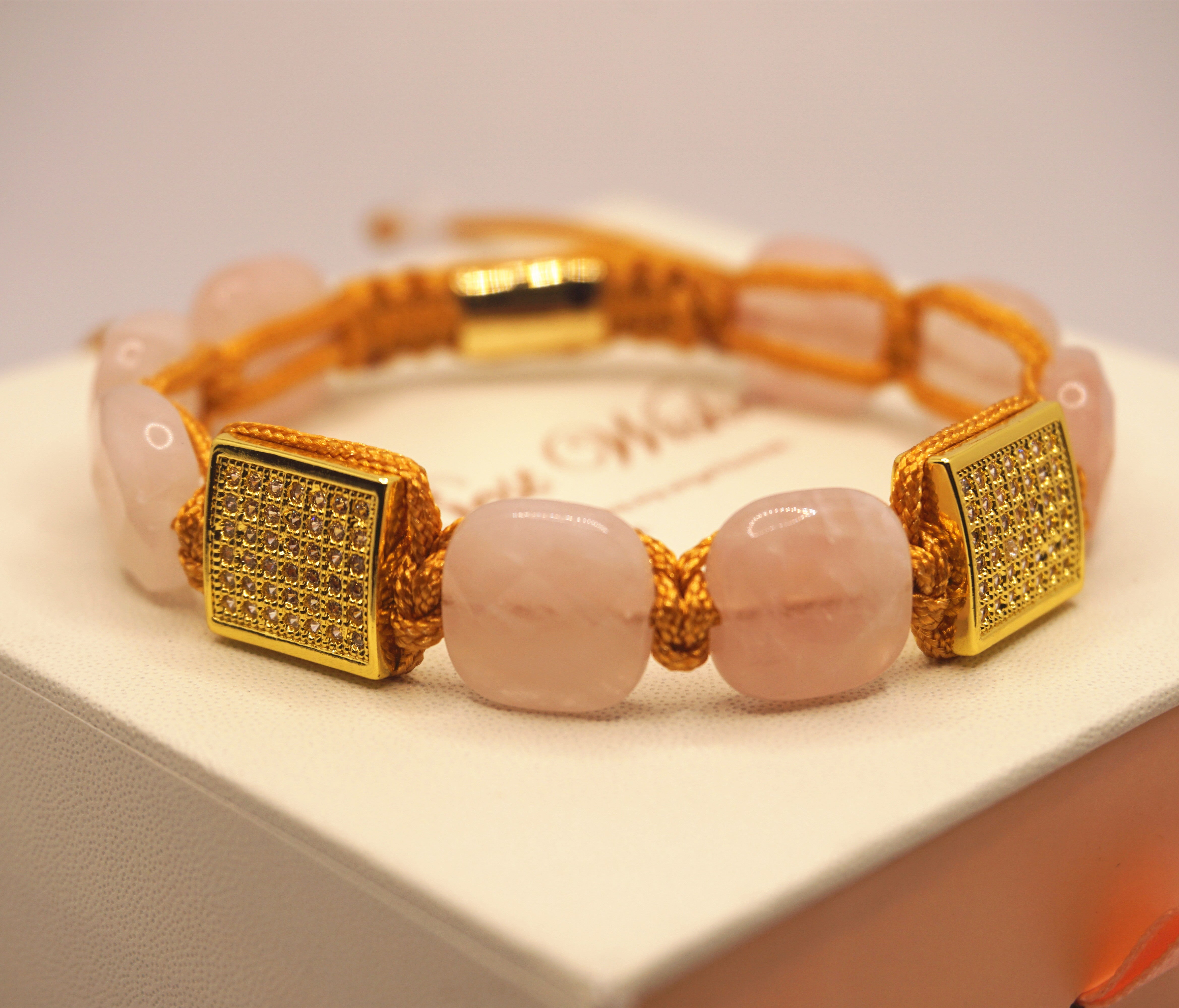 Vergoldetes Trimasaki-Armband Mit Glänzendem Rosafarbenem Quarz