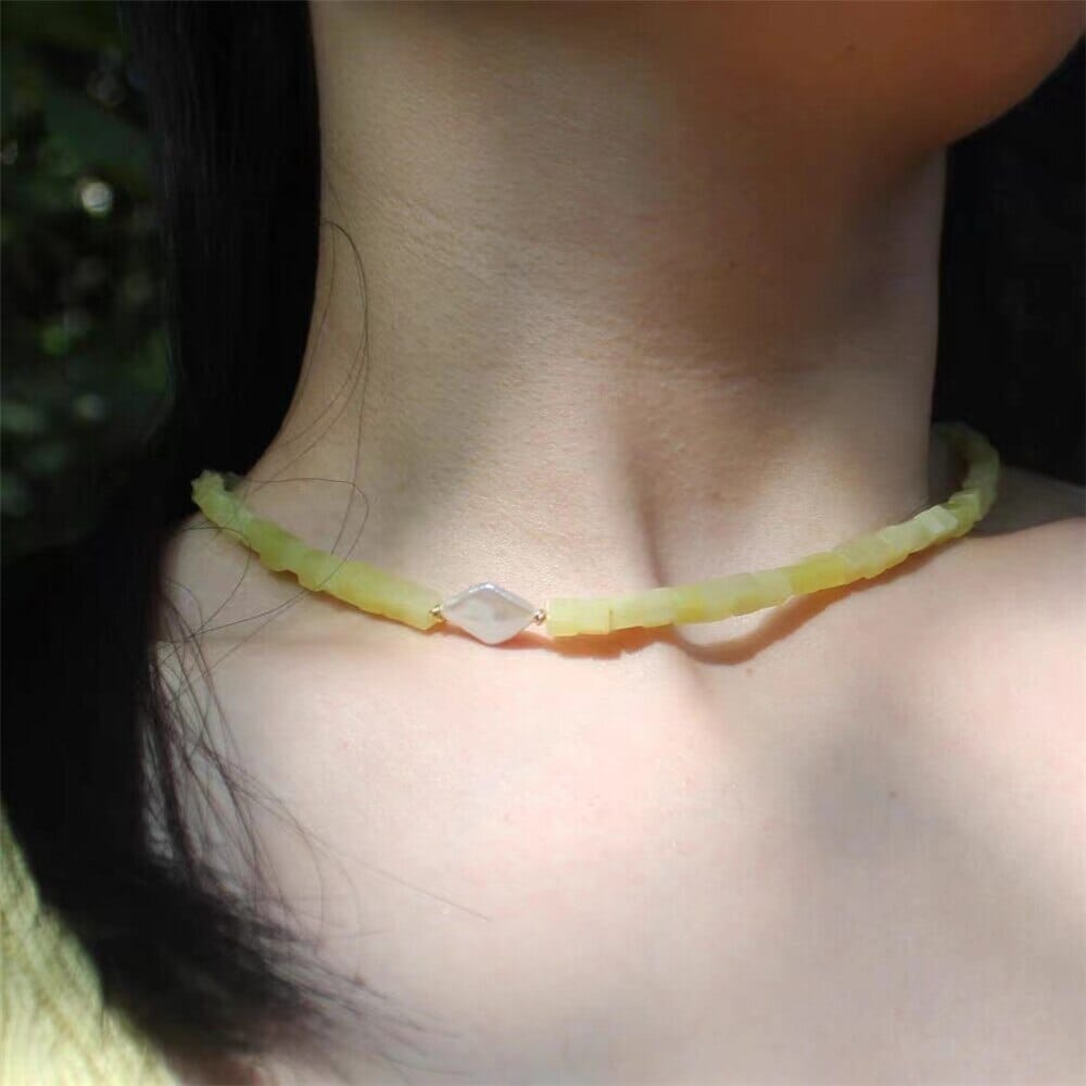 Schimmernde Abundanz Halskette aus Zitronenjade und Perlen